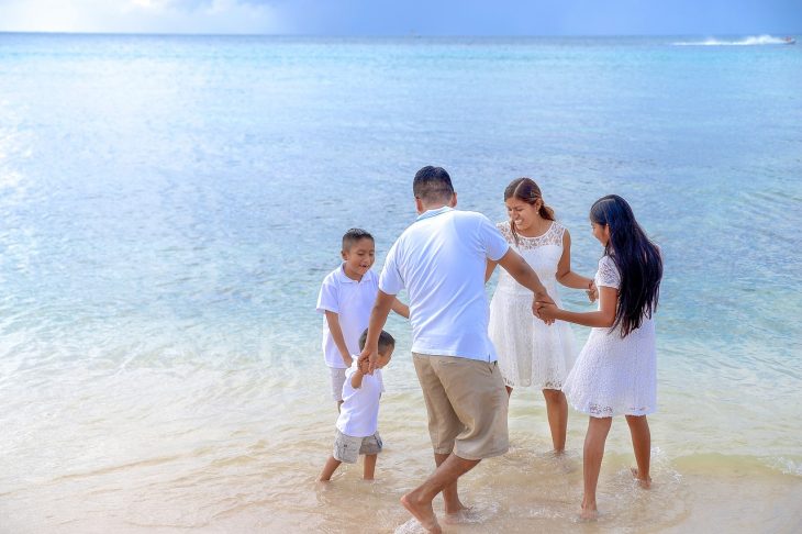 Famille en vacances à la plage